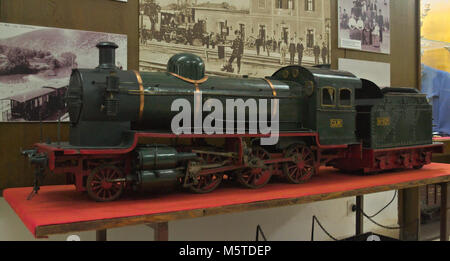 Modello di locomotiva a vapore in esposizione al Museo Ferroviario di Belgrado, Serbia Foto Stock