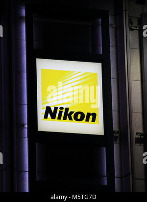 Nikon logo azienda.. Nikon è una multinazionale giapponese Corporation con sede a Tokyo in Giappone, specializzato in ottica e prodotti di imaging Foto Stock