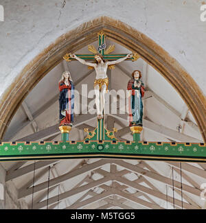 Una vista del Vittoriano dipinto rood statua della chiesa di Nostra Signora di St Mary a sud Creake, Norfolk, Inghilterra, Regno Unito, Gran Bretagna, Europa. Foto Stock