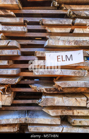 Pile di legname in stagionatura il sole pronto per l'uso in edifici storici e progetti. Foto Stock