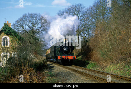 813 avvicinando Bewdley stazione sul Severn Valley Railway che opera per 17 miglia tra Bridgnorth, Shropshire, e Kidderminster, Worcesters Foto Stock