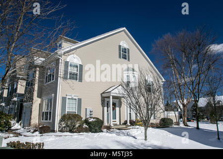 Suburban American townhouse dopo una recente nevicata. Foto Stock