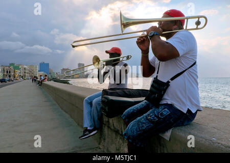 Trombone buskers / musicisti che suonano lungo il Malecón Esplanade, Havana, Cuba Foto Stock