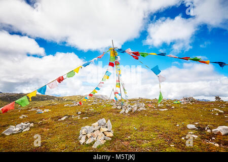 La preghiera buddista bandiere in Shika Snow Mountain Scenic Area, nella provincia dello Yunnan in Cina. Foto Stock