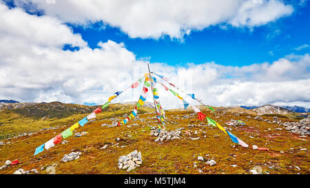 La preghiera buddista bandiere in Shika Snow Mountain Scenic Area, nella provincia dello Yunnan in Cina. Foto Stock