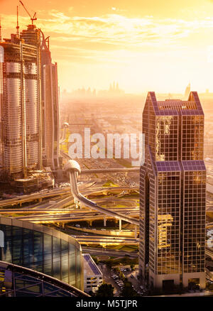 Vista panoramica della skyline di Dubai e ora di punta il traffico nel centro cittadino Foto Stock