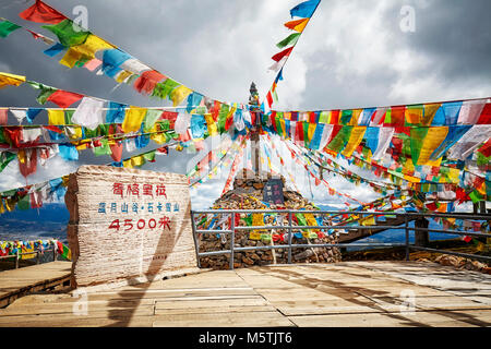 Vista sulla cima della montagna di neve di Shika e sulle bandiere buddiste tibetane  di preghiera In Cina Shangri-la Yunnan Foto stock - Alamy
