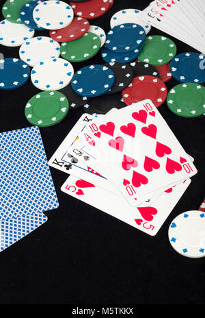 Carte da poker, i giochi e le scommesse e casinò chips Foto Stock