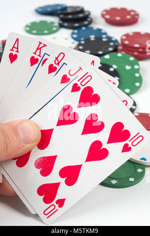 Carte da poker, i giochi e le scommesse e casinò chips Foto Stock