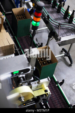 La produzione industriale shot con bottiglie di champagne sul nastro trasportatore in una fabbrica Foto Stock