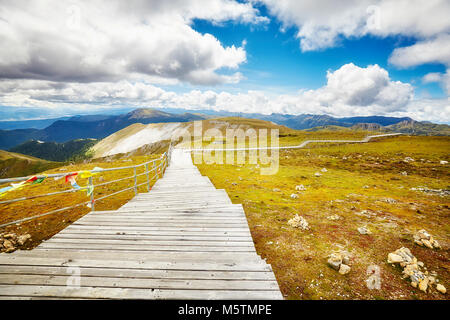 Passerella in legno nella neve Shika Mountain Scenic Area, nella provincia dello Yunnan in Cina. Foto Stock