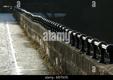 Ghiaccio su Lambley Viaduct, Sud Tyne Trail, Northumberland / Cumberland Foto Stock