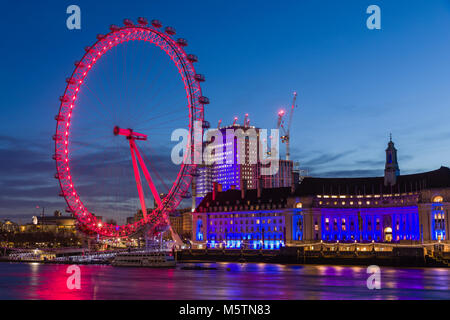 Il London Eye e County Hall all'alba Foto Stock