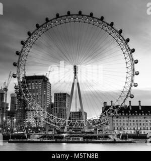 Immagine in bianco e nero del London Eye e County Hall all'alba Foto Stock