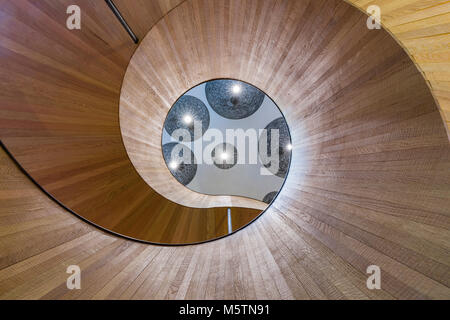 A spirale con pannelli in legno scala mostrante le curve astratte e moderno design di architettura Foto Stock
