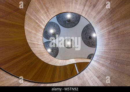 La scala a chiocciola in cerca fino a pannelli di legno e luce moderno fitings Foto Stock
