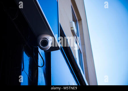 A circuito chiuso,telecamera CCTV, di fabbrica su sfondo scuro. Foto Stock