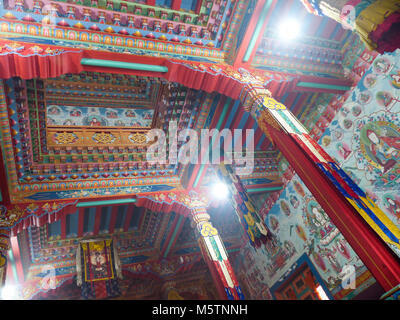 Bella colorata sulla parete superiore del tempio buddista in alto Pisang, Nepal, Circuito di Annapurna trek Foto Stock