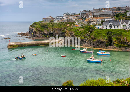 PORT ISAAC, CORNOVAGLIA, Regno Unito - 13 GIUGNO 2009: Vista aerea del villaggio e del grazioso porto con barche ormeggiate Foto Stock