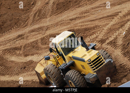 Bulldozer lavora in dune di sabbia Foto Stock