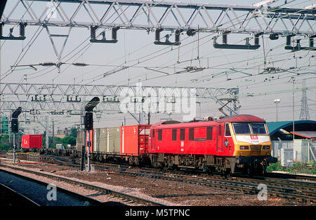 Una classe 90 locomotore elettrico numero 90129 indossando una replica Deutsche Bahn livrea e denominato 'Frachtverbindungen' passa Stratford con un treno di Freightliner il 21 luglio 1994. Foto Stock