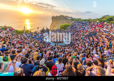 I turisti a guardare il tramonto con un tradizionale design Balinese Kecak in Bali Indonesia Foto Stock