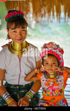 Collo Lungo giovane ragazza in una tribù vicino a Chiang Mai nel nord della Thailandia. Foto Stock