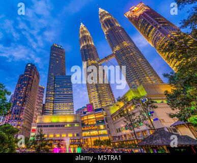 Kuala Lumpur neon di notte Petronas Towers KLCC Park illuminato della Malaysia Foto Stock