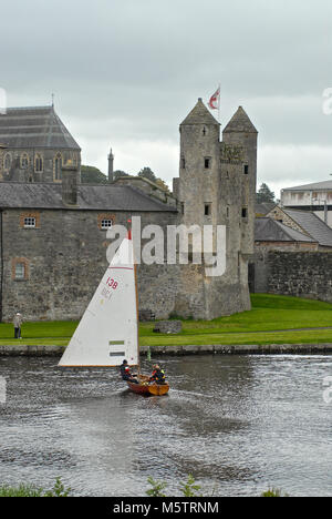 A Shannon One Design passa davanti al castello di Enniskillen durante la prima tappa del Lakelands Inland Waterways Ireland Sailing RAID. Ubicazione: Enniskillen, Foto Stock