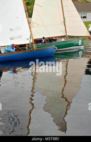 La flotta che naviga sull'Upper Lough Erne durante la prima tappa del Lakelands & Inland Waterways Ireland Sailing RAID. Ubicazione: Lough Erne, Northe Foto Stock