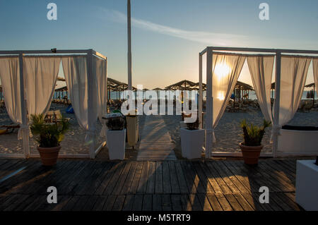 Spiaggia deserta al mattino Foto Stock