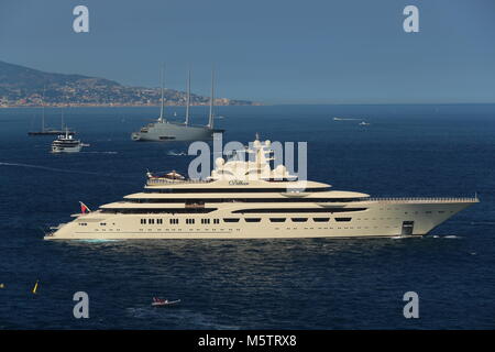 Personale più grande yacht nel mondo 'Dilbar' di proprietà da parte dell'imprenditore Alisher Usmanov e vela mega yacht A di Andrey Melnichenko e Italia sul backgr Foto Stock