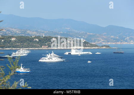 Personale più grande mega yacht nel mondo "A" di proprietà da parte dell'imprenditore Andrey Melnichenko, altri grandi barche e cap Martin su sfondo Foto Stock