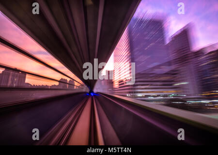 Movimento sfocati viaggi in treno MTR di Hong Kong Foto Stock