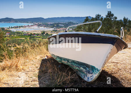 La pesca in barca sulla costa. Paesaggio estivo dell'isola di Zante, Grecia Foto Stock