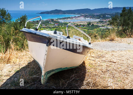 Piccola vecchia riga di pesca barca sulla costa. Paesaggio estivo dell'isola di Zante, Grecia Foto Stock