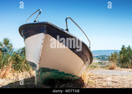 Pesca bianca riga barca sulla costa. Paesaggio estivo dell'isola di Zante, Grecia Foto Stock