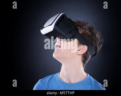 Teen boy con occhiali VR Foto Stock