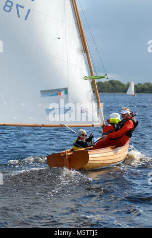 Shannon One Design di Cathy MacAleavey corre a Roosky durante il First Lakelands & Inland Waterways Ireland Sailing RAID. Ubicazione: Shannon River, IRE Foto Stock