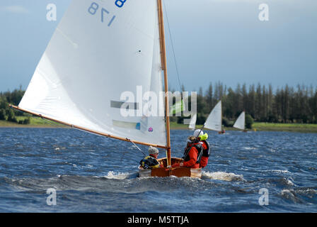 Shannon One Design di Cathy MacAleavey corre a Roosky durante il First Lakelands & Inland Waterways Ireland Sailing RAID. Ubicazione: Shannon River, IRE Foto Stock