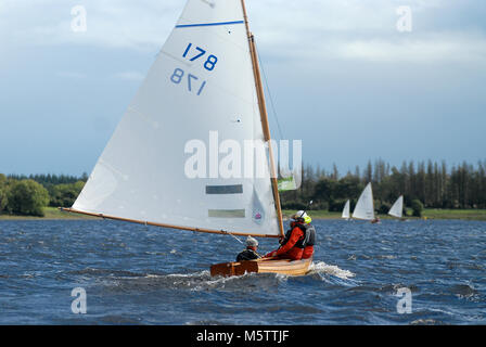 Shannon One Design di Cathy MacAleavey corre a Roosky durante il First Lakelands & Inland Waterways Ireland Sailing RAID. Ubicazione: Shannon River, IRE Foto Stock