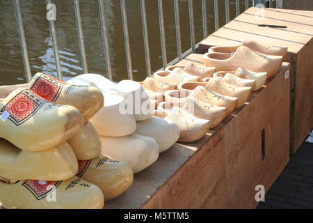 Zoccoli sulla tradizionale, folcloristico mercato del formaggio di Alkmaar, Olanda Foto Stock