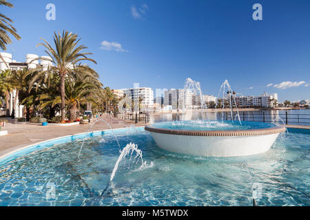 Lungomare e la spiaggia nelle Baleari in comune di Santa Eulària des Riu, Ibiza, Spagna. Foto Stock