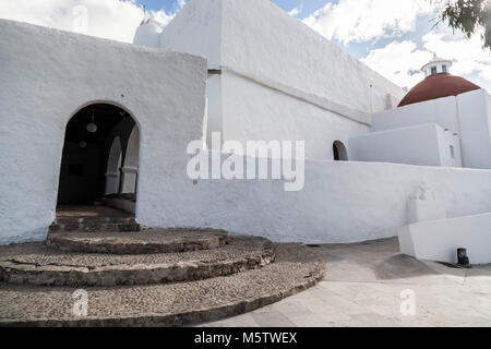 Chiesa di Santa Eularia, edilizia medievale fortificata, la collina di Puig de Missa .Santa Eulària des Riu, Ibiza, Spagna. Foto Stock