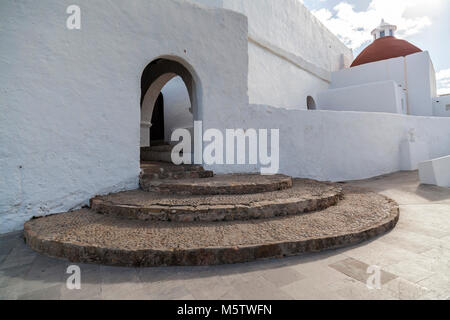 Chiesa di Santa Eularia, edilizia medievale fortificata, la collina di Puig de Missa .Santa Eulària des Riu, Ibiza, Spagna. Foto Stock