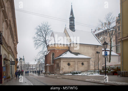 Cracovia in Polonia - 12 febbraio 2018 Grodzka Street che conduce a Sant'Andrea Apostolo chiesa del XI secolo, il vecchio quartiere di Cracovia in Polonia Foto Stock