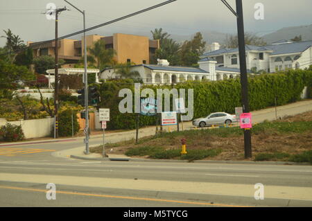 Segno che ti guida per la Malibu High School. Firmare la natura paesaggio. Luglio 4, 2017. Malibu California USA EEUU. Foto Stock