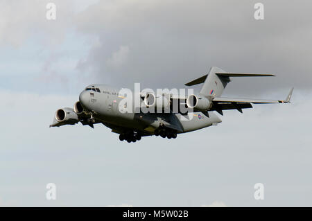 Boeing C-17A Globemaster III, ZZ171, 99 Squadron, RAF, basata e visto in atterraggio a Brize Norton, Oxfordshire, 27 Ottobre 2010 Foto Stock