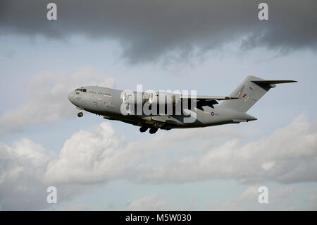 Boeing C-17A Globemaster III, ZZ171, 99 Squadron, RAF, basata e visto in atterraggio a Brize Norton, Oxfordshire, 27 Ottobre 2010 Foto Stock