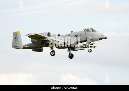 Fairchild Republic A-10C Warthog, 81-0992, della 81st FS, 52nd FW, USAFE, basata a Spangdahlem AB, Germania, visto su approccio finale di RAF Lakenheath Foto Stock